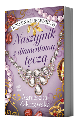 Fioletowa okładka z dużym, misternie zdobionym naszyjnikiem z diamentów i kolorowych kamieni, tworzących efekt tęczy. U góry widnieje nazwa serii Rodzina Lubawskich, a na dole nazwisko autorki, Agnieszki Zakrzewskiej.