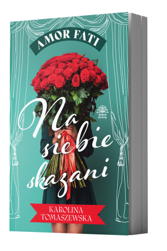 Okładka utrzymana jest w chłodnym, turkusowym tle, po bokach ozdobionym białymi, teatralnymi kotarami. Centralną postacią jest osoba w ciemnozielonej sukience, trzymająca ogromny bukiet czerwonych róż zasłaniający twarz