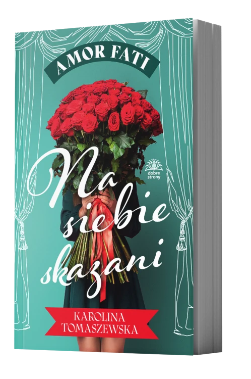 Okładka utrzymana jest w chłodnym, turkusowym tle, po bokach ozdobionym białymi, teatralnymi kotarami. Centralną postacią jest osoba w ciemnozielonej sukience, trzymająca ogromny bukiet czerwonych róż zasłaniający twarz
