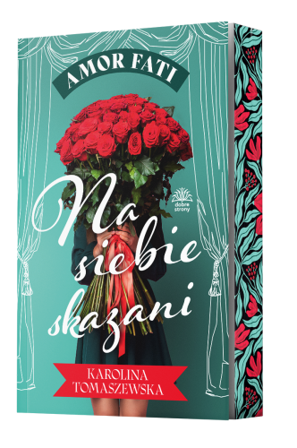 Okładka utrzymana jest w chłodnym, turkusowym tle, po bokach ozdobionym białymi, teatralnymi kotarami. Centralną postacią jest osoba w ciemnozielonej sukience, trzymająca ogromny bukiet czerwonych róż zasłaniający twarz.