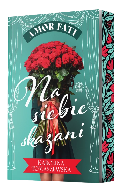 Okładka utrzymana jest w chłodnym, turkusowym tle, po bokach ozdobionym białymi, teatralnymi kotarami. Centralną postacią jest osoba w ciemnozielonej sukience, trzymająca ogromny bukiet czerwonych róż zasłaniający twarz.