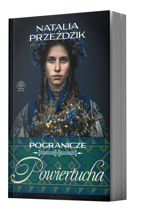 Na okładce książki Pogranicze 2. Powiertucha Natalii Przeździk znajduje się portret kobiety w wianku i ludowym stroju trzymającej kwiaty. Postać umieszczono na ciemnym tle nad zielonym pasem z ornamentem. Całość domyka jasny widok bocznej krawędzi kartek.